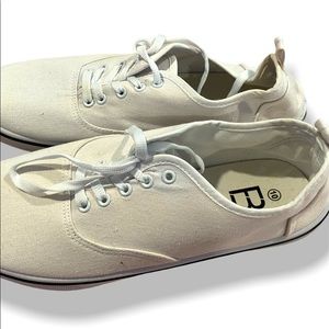 White size 10 women’s shoes flat